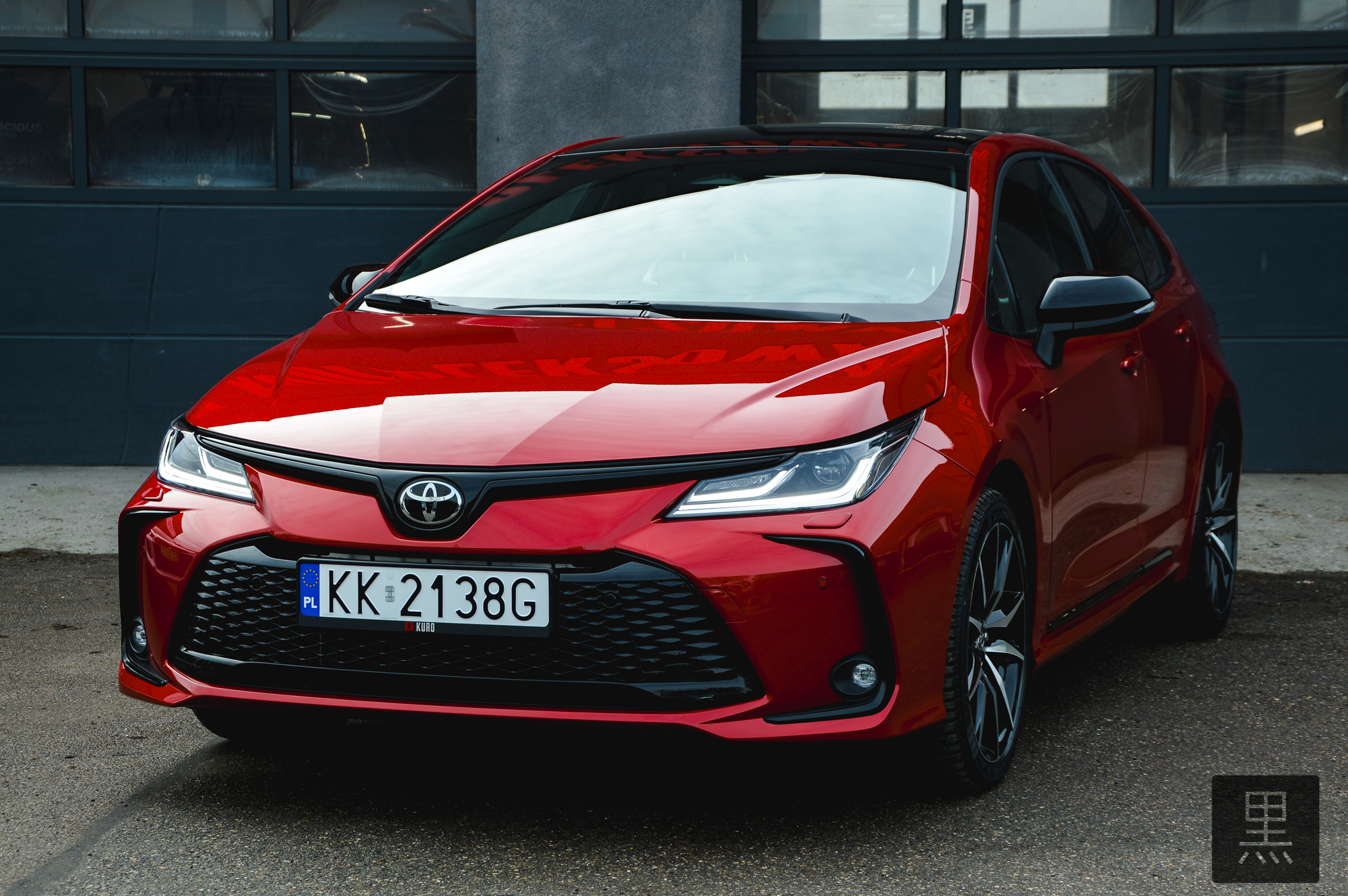 Czerwona Toyota Corolla po zabezpieczeniu powłokami ochronnymi